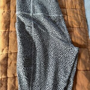 Athleta salutation stash textured print leggings with pockets!